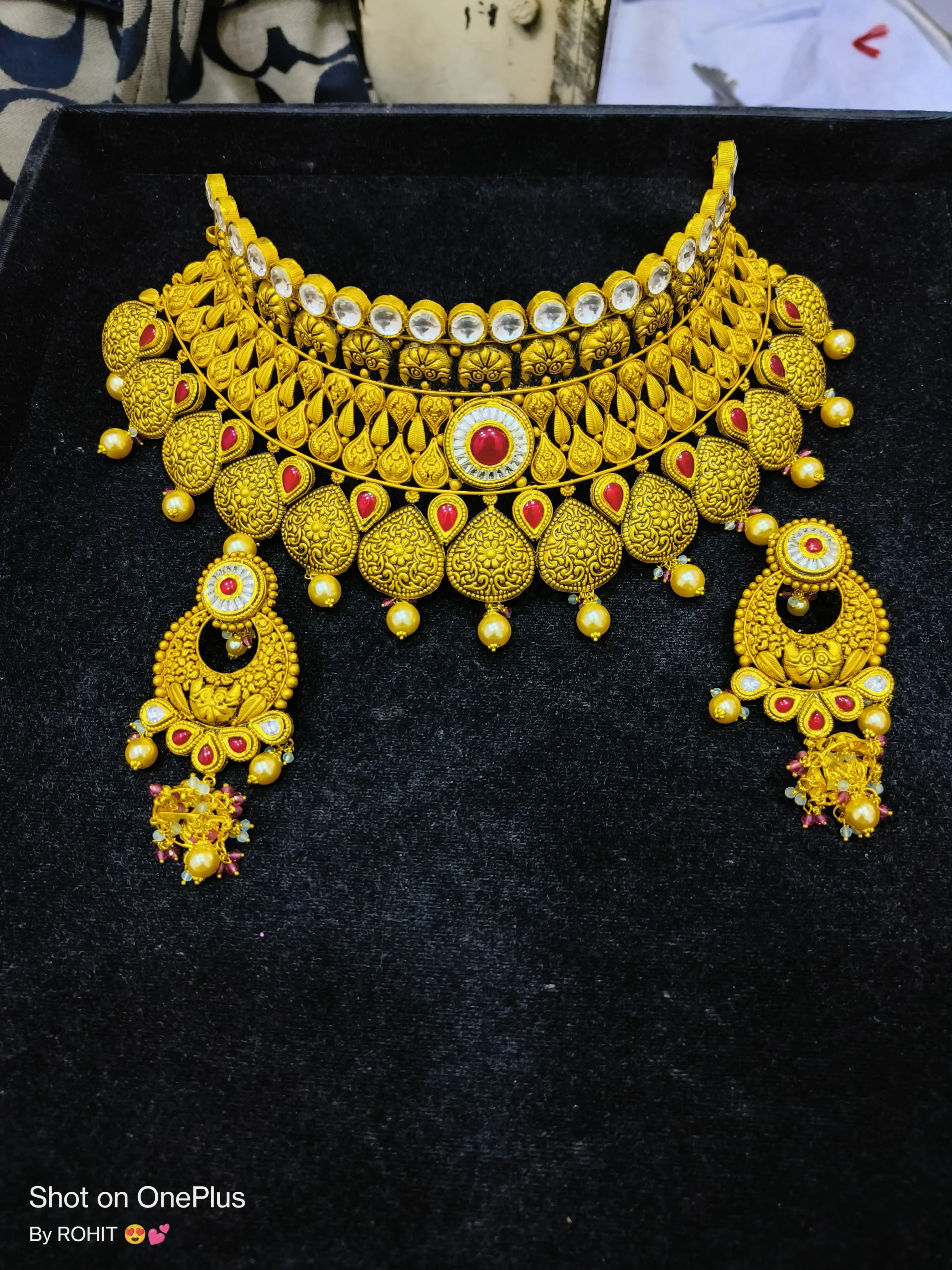 Assorted gold jewellery pieces