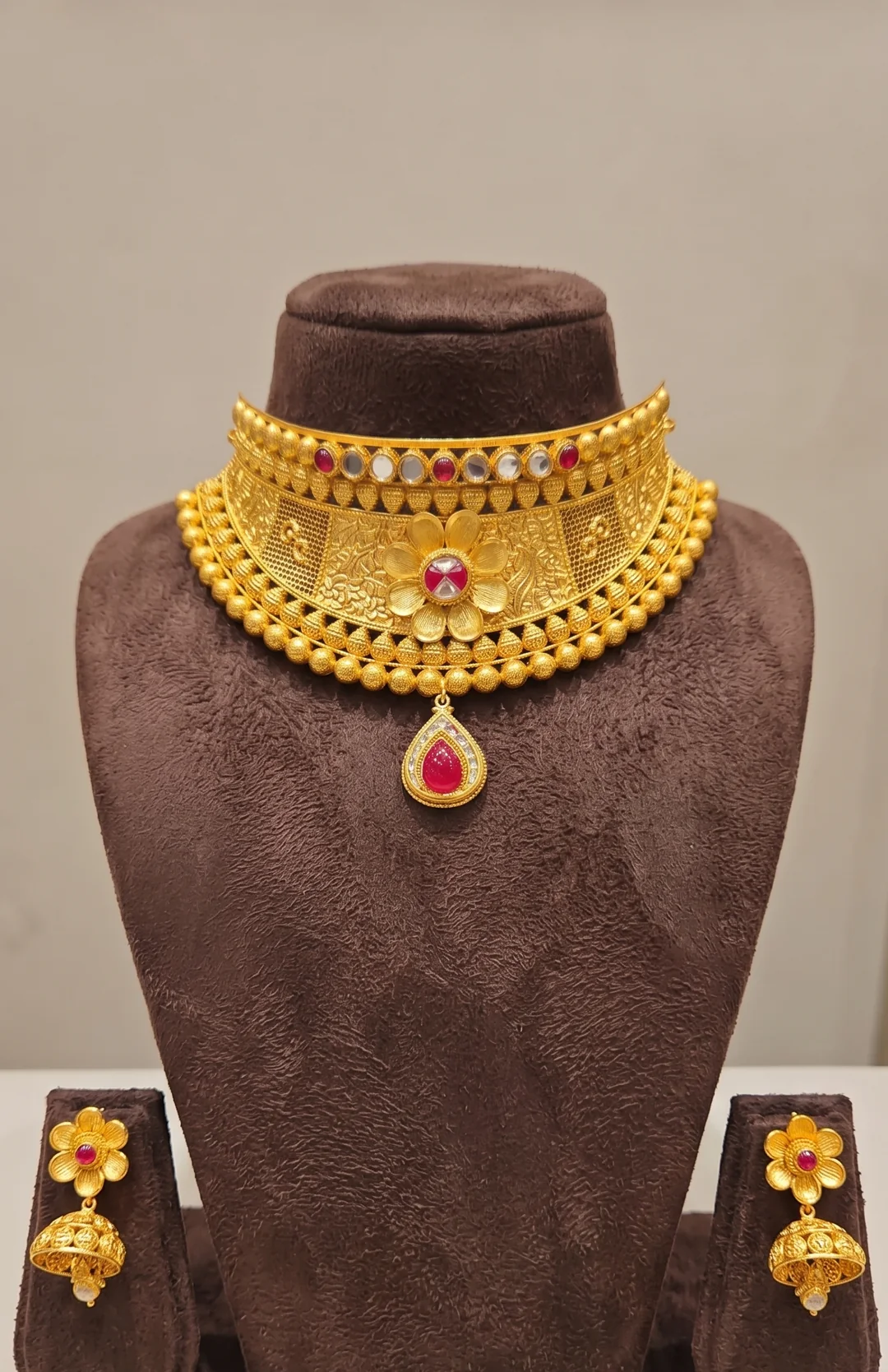 स्वर्ण कुंदन चोकर एवं झुमका सेट